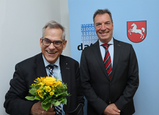 Der Landesbeauftragte für den Datenschutz Denis Lehmkemper (links) mit Dr. Christoph Lahmann, Stellvertretung des LfD