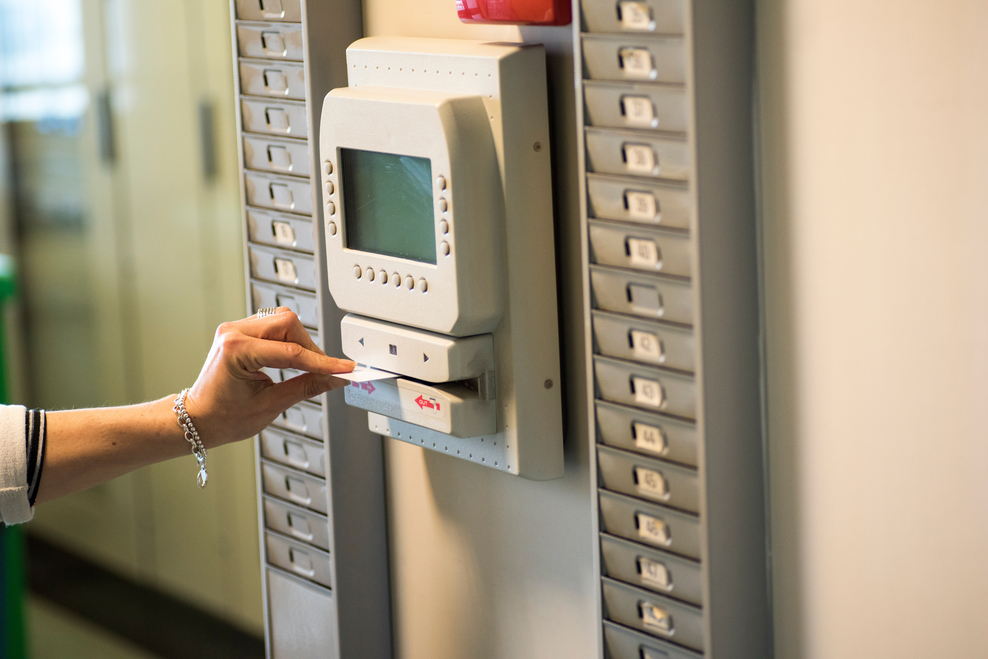 Terminal zur Arbeitszeiterfassung mittels Chipkarte.