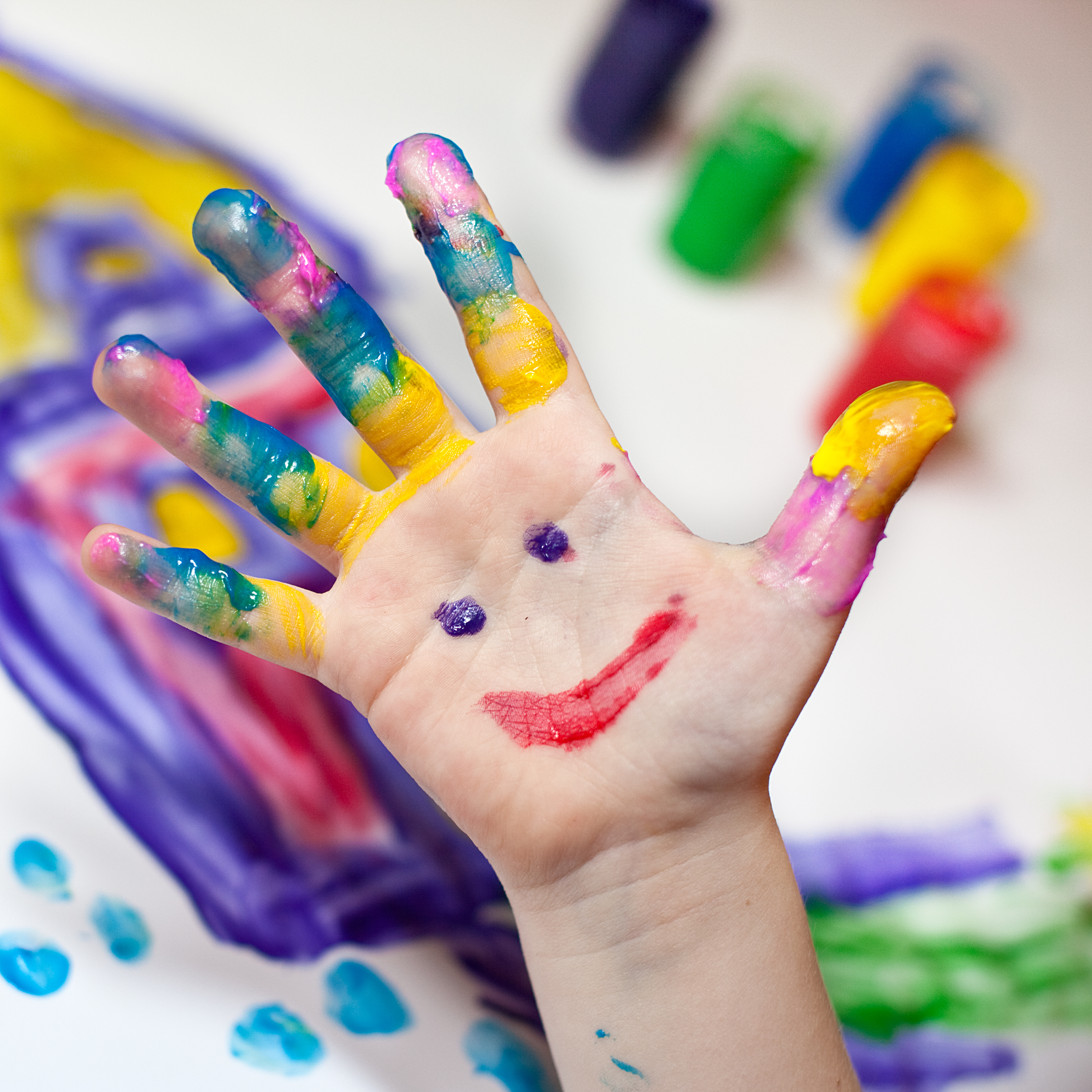 Kinderhand mit Fingerfarben